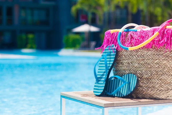 Strand-Accessoires auf türkisfarbenem tropischen Hintergrund Stockfoto