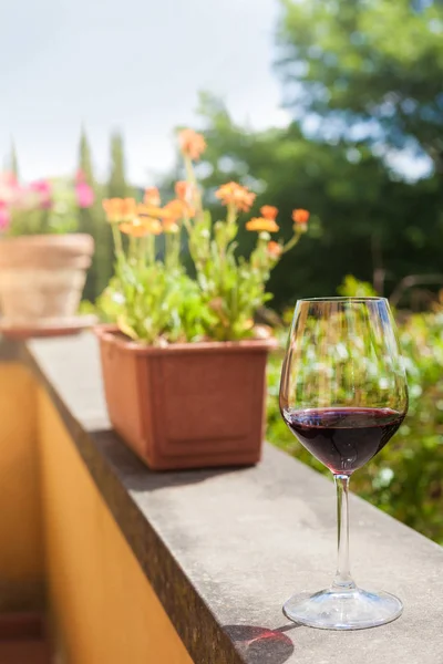 Bicchiere di vino rosso freddo in tavola sul backgound toscano — Foto Stock