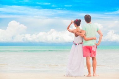 mutlu genç yürüyüş ve having fun deniz kenarında çift. Khao Lak, Tayland