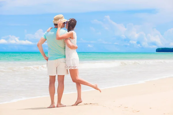 Feliz pareja joven caminando y divirtiéndose por la playa. Khao Lak, Tailandia —  Fotos de Stock