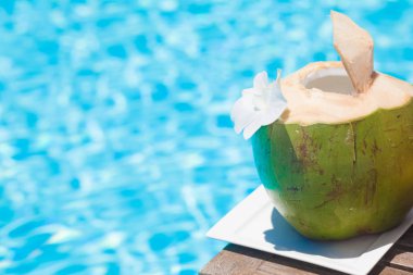 lezzetli coconut kokteyl lüks havuzu tarafından orkide çiçek