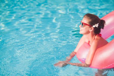 pembe kauçuk şişme halka yüzme havuzunda yüzen ve eğlenmek güzel kadın