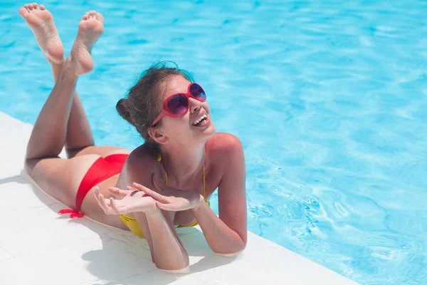 Giovane bella donna in bikini rilassante nella piscina termale — Foto Stock