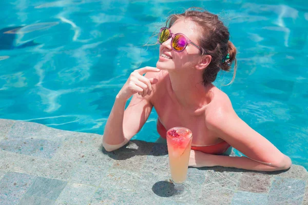 Tropikal kokteyl havuzu ile güzel kadın