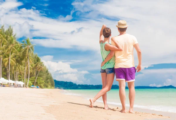 Jovem casal em sua lua de mel se divertindo na praia tropical — Fotografia de Stock