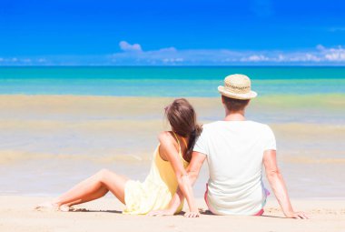 Arkadan Görünüm Maldivler tropik sahilde oturan Çift