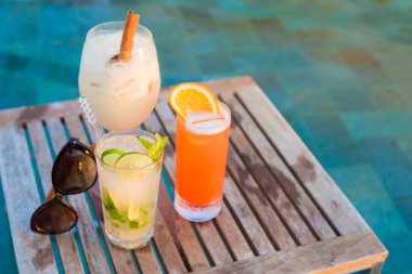 üç mükemmel kokteyller pina colada, plaj ve mojito, havuzu arka plan açık cinsiyet