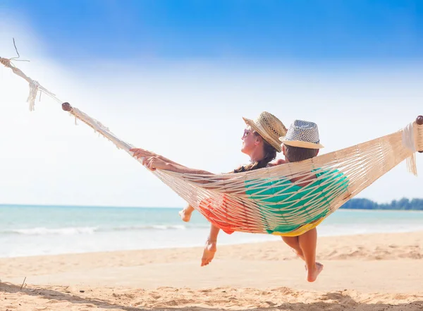 Junges verliebtes Paar entspannt in einer Hängematte am Strand — Stockfoto