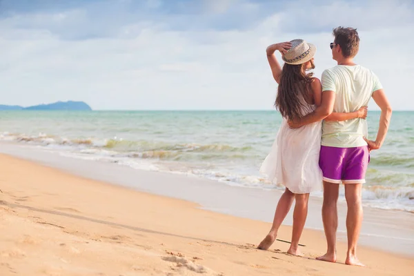 행복 한 젊은 커플 산책 및 해변에서 재미. 태국 카 오락 — 스톡 사진