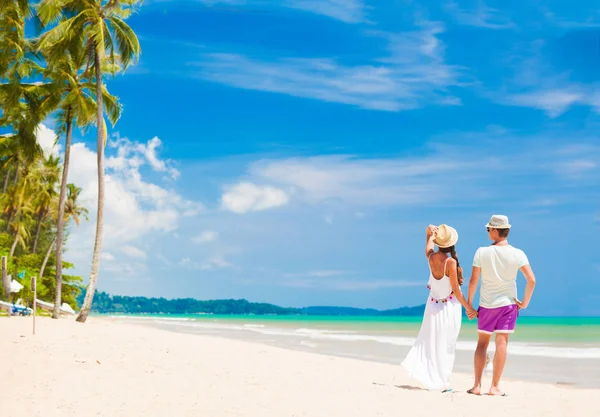 Jovem casal em sua lua de mel se divertindo na praia tropical — Fotografia de Stock