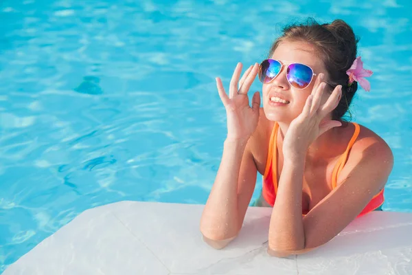 Junge schöne Frau im Bikini entspannt im Wellness-Pool — Stockfoto