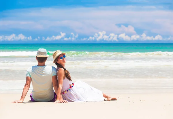 Joven pareja en su luna de miel divertirse por tropical playa — Foto de Stock