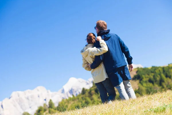 Vandrare med ryggsäckar sitter på toppen av en kulle och njuta av Bergen Visa. Dolomiti, Alta Badia — Stockfoto