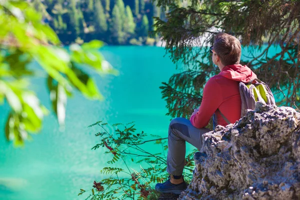 젊은 여자 Braies 호수, Dolomites, 이탈리아에서 편안한 — 스톡 사진