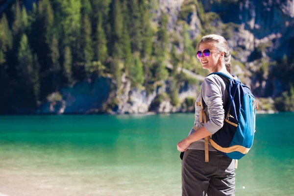 젊은 여자 Braies 호수, Dolomites, 이탈리아에서 편안한 — 스톡 사진