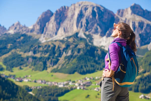 Νεαρή γυναίκα χαμογελαστή πεζοπορία στο Alta Badia, Δολομίτες, Ιταλία — Φωτογραφία Αρχείου