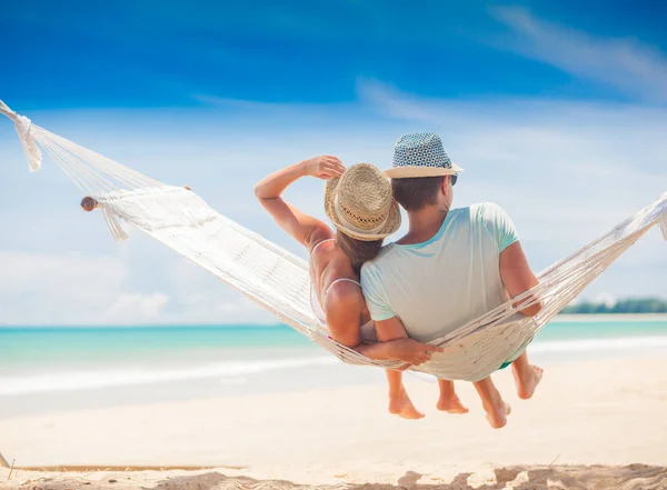 Rahatlatıcı bir hamak beach tarafından aşık genç çift — Stok fotoğraf