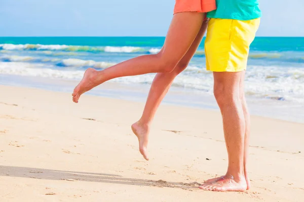 열 대 청록색 해변에서 사랑에 빠진 커플 포옹 하는 영의 다리 — 스톡 사진