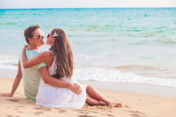 Vista trasera de pareja sentada en una playa tropical. Khao Lak, Tailandia — Foto de Stock