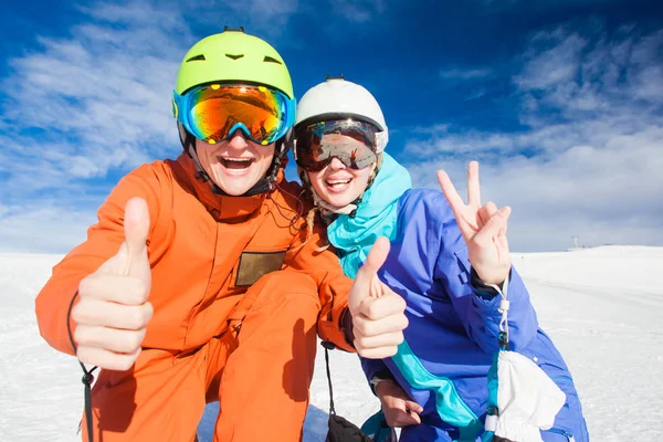 Una pareja de vacaciones de montaña. Dolomiti Superski, Itlay —  Fotos de Stock