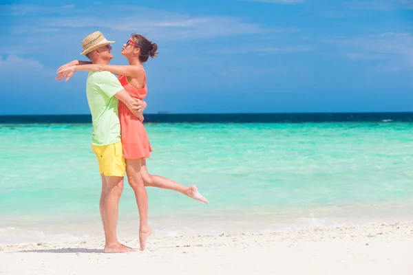 Giovane famiglia felice divertirsi sulla spiaggia tropicale . — Foto Stock