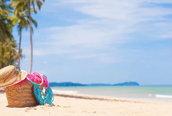 Accesorios de playa sobre fondo tropical turquesa — Foto de Stock