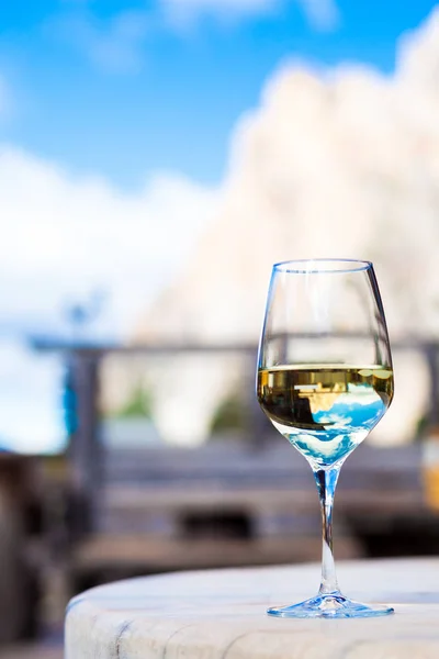 Glas gekoelde witte wijn op een rotsachtige berg achtergrond. Wandelen in de Dolomieten, Italië — Stockfoto