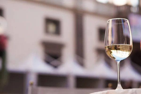 Glas kallt vitt vin på Garda gator bakgrund — Stockfoto