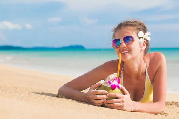 Piękne longhaired Kobieta w bikinidrinking koktajl kokosowy przy plaży — Zdjęcie stockowe