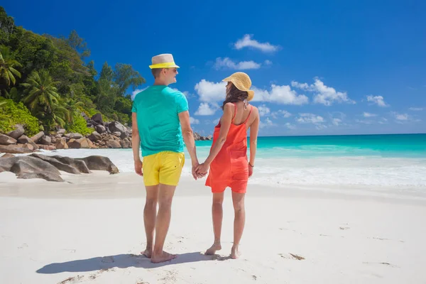 Couple en vêtements lumineux sur une plage tropicale à Praslin, Seychelles . — Photo