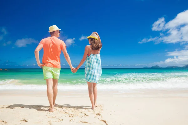 Coppia in abiti luminosi su una spiaggia tropicale a Mahe, Seychelles . — Foto Stock