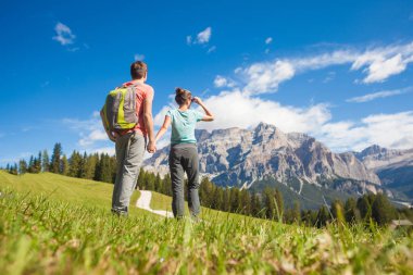 İtalya 'nın Alta Badia kentinde yaz aylarında Dolomitlerin nefes kesici manzarasında yürüyüş yapan gezginler..