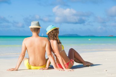 Praslin Adası, Seyşel Adaları, tropik bir plajda bir kaç. Akşam