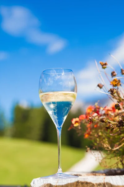 Glas kylt vitt vin på rocky mountain bakgrund. Vandring i Dolomiterna, Italien — Stockfoto