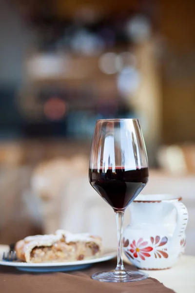 Copo de vinho tinto e bolo Linzer no café. Caminhadas em Dolomites, Italia — Fotografia de Stock