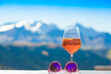 Spritz Aperol bir göl ve dağlar arka plan ile bir havuz tarafından içki. Traditioanal İtalyan aperatif.