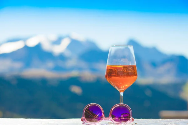 Spritz Aperol bebida junto a una piscina con un lago y montañas de fondo. Aperitivo italiano tradicional . —  Fotos de Stock