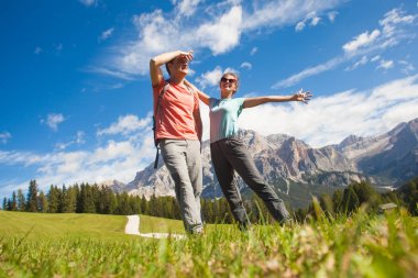 İtalya 'nın Alta Badia kentinde yaz aylarında Dolomitlerin nefes kesici manzarasında yürüyüş yapan gezginler..