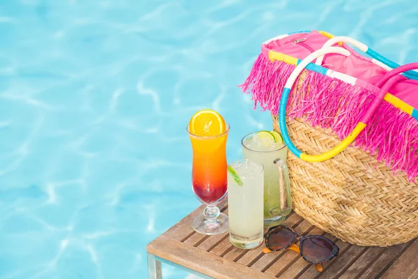 Strand accessoires en exotische cocktails op Turquoise zwembad achtergrond — Stockfoto