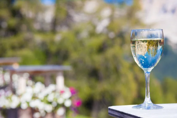 Glas gekoelde witte wijn op een rotsachtige berg achtergrond. Wandelen in de Dolomieten, Italië — Stockfoto