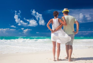 Plaj çift romantik seyahat balayı tatil yaz tatili romantizm yürüyüş. Genç mutlu aşıklar, Cayo Largo, Küba