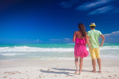 Plaj çift romantik seyahat balayı tatil yaz tatili romantizm yürüyüş. Genç mutlu aşıklar, Cayo Largo, Küba