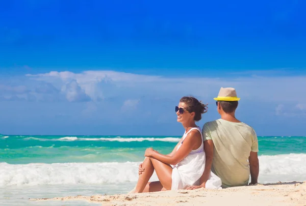 Couple de plage assis sur la plage de sable blanc en voyage romantique vacances lune de miel vacances d'été romance. Jeunes amoureux heureux, Cayo LArgo, Cuba — Photo