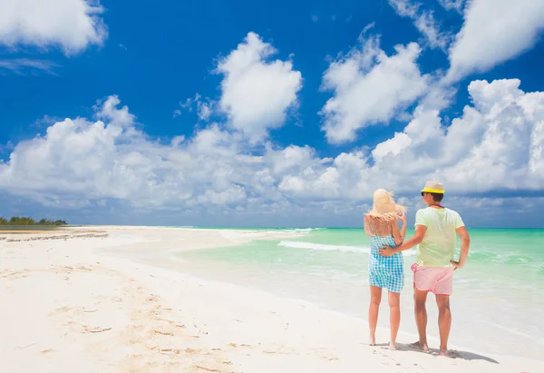 Coppia di spiaggia a piedi in viaggio romantico luna di miele vacanze estive romanticismo. Giovani amanti felici, Cayo LArgo, Cuba — Foto Stock