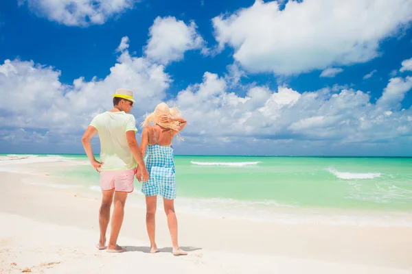 Пляжная пара, гуляющая по романтическому путешествию медовый отпуск романтики летних отпусков. Молодые счастливые влюбленные, Кайо Ларго, Куба — стоковое фото