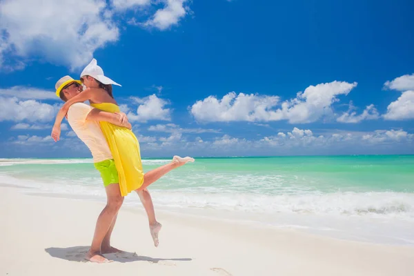 Casal de praia andando em viagem romântica lua de mel férias verão férias romance. Jovens amantes felizes, Cayo LArgo, Cuba — Fotografia de Stock