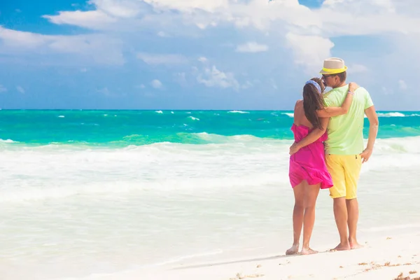 Coppia di spiaggia a piedi in viaggio romantico luna di miele vacanze estive romanticismo. Giovani amanti felici, Cayo LArgo, Cuba — Foto Stock