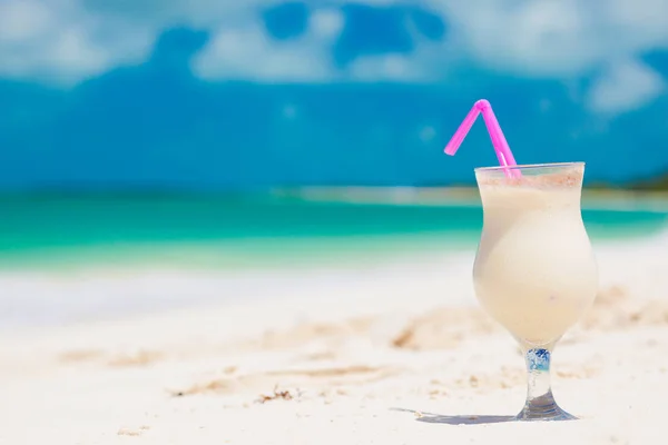 Pinacolada-Drink im Cocktailglas am Strand — Stockfoto