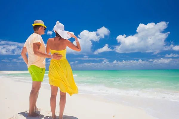 Coppia di spiaggia a piedi in viaggio romantico luna di miele vacanze estive romanticismo. Giovani amanti felici, Cayo LArgo, Cuba — Foto Stock