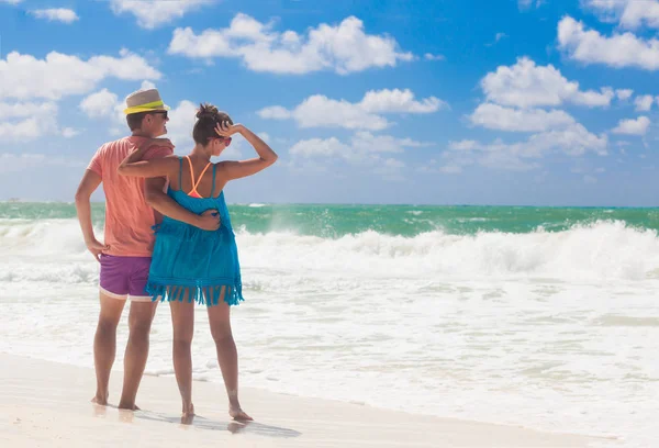 Strand paar wandelen op romantische reizen huwelijksreis vakantie zomer vakantie romantiek. Young Happy Lovers, Cayo Largo, Cuba — Stockfoto